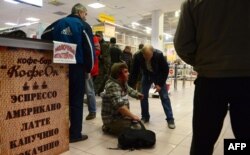 Răniți în centrul comercial din Donețk lovit de o rachetă Grad.