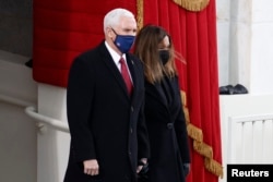 АҚШ-тың қызметтен кетіп жатқан вице-президенті Майк Пенс пен оның жары Карен Пенс инаугурациясы рәсімінің алдында. 20 қаңтар 2021 жыл.