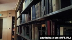 Illýustrasiýa suraty. Aşgabadyň Merkezi kitaphanasynyň kitap tekjeleri.