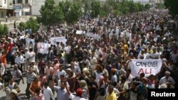 Antigovernment protesters march in Aden on February 25.