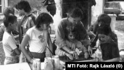 Gyermek-szamizdat készítésére tanítja Hodosán Róza az 1980-as évek demokratikus ellenzékének gyermekeit egy 1983-as amatőr felvételen 