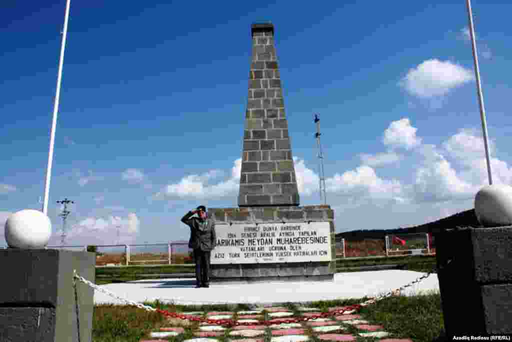 "Sarıqamış Faciəsi" zamanı həlak olmuş türk əsgərlərinin xatirəsinə ucaldılmış abidə.