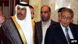 عمرو موسی دبیرکل اتحادیه عراب، به همراه شيخ حمد بن جاسم آل ثانی، نخست وزیر قطر.
(عکس از AFP )