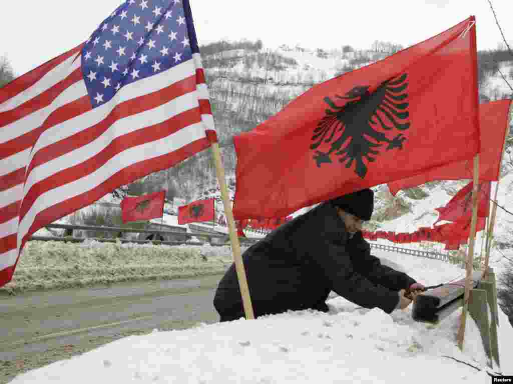 Ka&ccedil;aniku vazhdon t&euml; festoj&euml; me flamurin komb&euml;tar dhe at&euml; t&euml; SHBA-s&euml;...