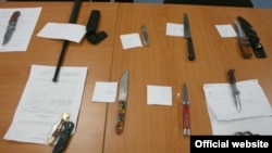 Оружје пронајдено кај ученици при претрес на МВР во Скопје.