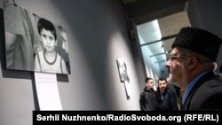 Рефат Чубаров на выставке Антона Наумлюка «Взрослое крымское детство», 20 октября 2017 года