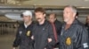 Viktor Bout, în momentul preluării sale de ofițerii americani, după ce a fost arestat în Thailanda în 2008. 