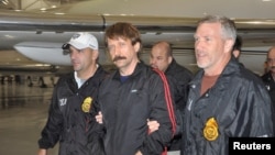 Viktor Bout, în momentul preluării sale de ofițerii americani, după ce a fost arestat în Thailanda în 2008. 