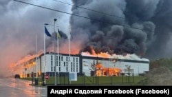 Пажар на прамысловым парку Sparrow у Львове пасьля расейскага ракетнага абстрэлу, 5 кастрычніка 2025