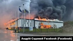 Rusiyanın raket zərbəsi nəticəsində Lvovda sənaye parkı yanıb.