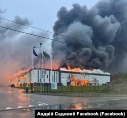 Внаслідок російського ракетного удару горить індустріальний парк Sparrow. Львів, Україна, 5 жовтня 2025 року