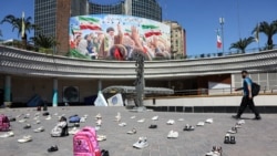 تصویری از متعلقات سمبلیک کودکان مدرسه میناب در میدان ولیعصر تهران