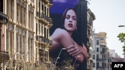 Вялікі плякат Разаліі ў Барсэлёне перад яе канцэртам. 