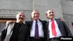 Armenia -- Opposition leader Levon Ter-Petrosian (C) with Nikol Pashinian (R) and Sasun Mikaelian at Liberty Square in Yerevan, 31 May, 2011.