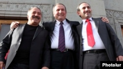 Armenia -- Former President Levon Ter-Petrosian (C) with Nikol Pashinian (R) and Sasun Mikayelian at Liberty Square in Yerevan, 31 May, 2011.