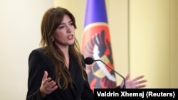 Ushtruesja e detyrës së presidentit të Kosovës, Albulena Haxhiu, gjatë një konference për media të mbajtur në prill. 