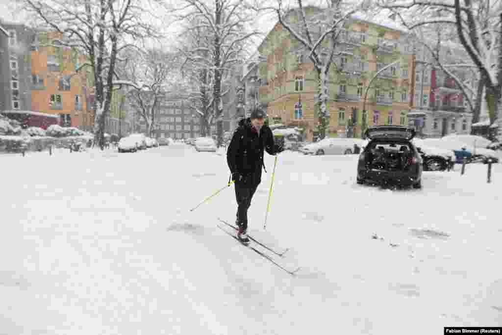 Një person përdor ski për të kaluar në rrugët e mbuluara me borë në Hamburg të Gjermanisë më 8 janar 2026. 