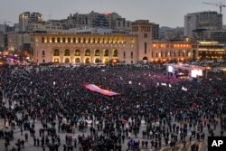 تجمع حامیان نخست‌وزیر ارمنستان در مقابل تجمع مخالفان در ایروان، دوشنبه یکم مارس ۲۰۲۱