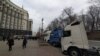 Руйнівний вантаж: що робити з перевантаженими фурами в Україні