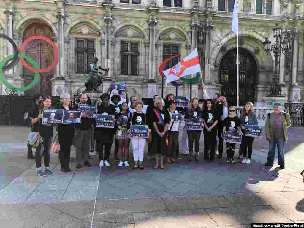 БЕЛОРУСИЈА - Група од 23 меѓународни и белоруски невладини организации започнуваат кампања со која се бара ослободување на седум членови на белорускиот центар за човекови права Вјасна, кои беа приведени како дел од пошироката акција против граѓанското општество по претседателските избори минатата година.