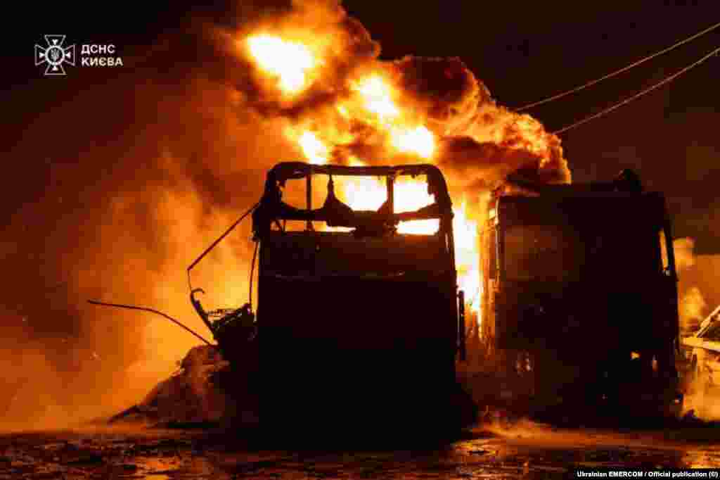 Горять вантажівки внаслідок російського удару по Києву в ніч проти 24 січня 2026 року