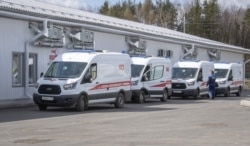 Машины "скорой" около новой больницы для пациентов с COVID-19 рядом с подмосковной деревней Голохвастово, 23 апреля 2020 года