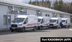 Машины "скорой" около новой больницы для пациентов с COVID-19 рядом с подмосковной деревней Голохвастово, 23 апреля 2020 года