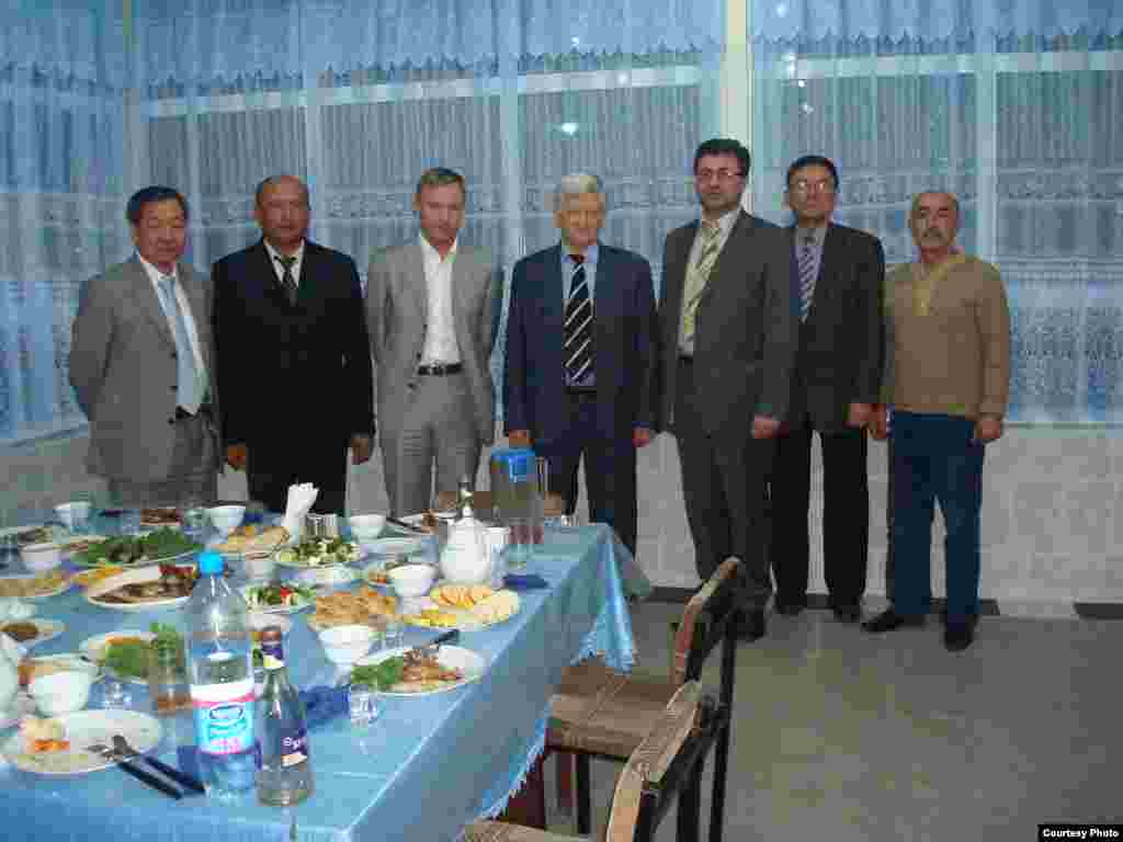 Навоий тоғ-кон металлургия комбинати кадрлар бўлими собиқ бошлиғи Леонид Лошаков дўстлари даврасида. Суратда чапдан учинчи Россия Халқ таълими вазири Ливанов. 