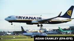 Ireland -- A Ryanair Boeing 737 landing at Dublin Airport, 28 September 2017. 