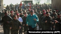 Венесуела, 27 січня 2019 року. Ніколас Мадуро (посередині) із військовими
