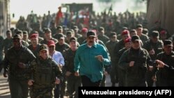 Președintele contestat Nicolas Maduro cu ministrul apărării Vladimir Padrino la o demonstrație de forță a armatei la Fort Paramacay, Naguanagua, statul Carabobo, 27 ianuarie 2019