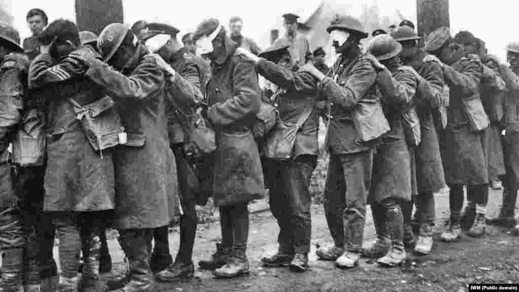 Солдыты 55-й дивизии британской армии, ослепленные слезоточивым газом, в ожидании медицинской помощи во Франции во время битвы 10 апреля 1918 года в рамках немецкого наступления на Фландрию.