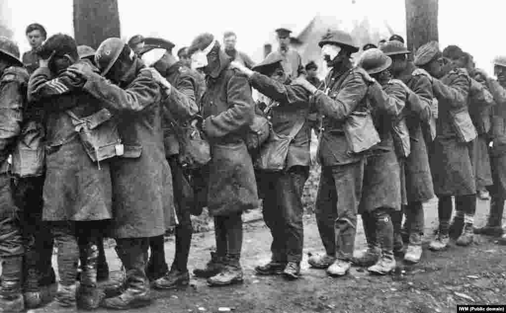 Брытанскія салдаты 55-й дывізіі, асьлепленыя сьлезацечным газам, чакаюць лекаваньня, Фляндрыя, 10 красавіка 1918. 