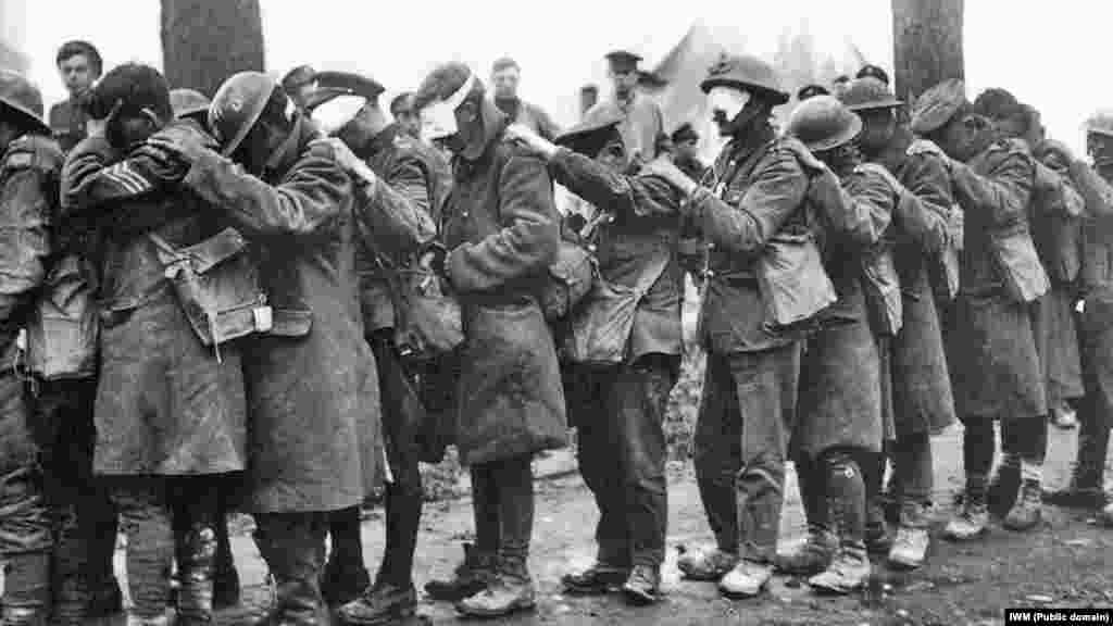 Британские военные 55-й дивизии, ослепленные слезоточивым газом, в ожидании медицинской помощи вблизи города Бетюн (Франция) во время битвы при Эстере 10 апреля 1918 года в рамках немецкого наступления во Фландрии