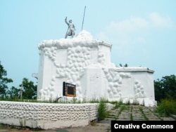 In 1928, this memorial complex was built on the hill where the battle took place. The fighter atop the monument once held a rifle in his hands.