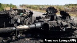 Знищений український танк поблизу Іловайська