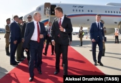 Президент России Владимир Путин и министр иностранных дел Венгрии Петер Сийярто во время встречи в аэропорту Будапешта, 28 августа 2017 года