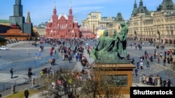 Напис про українське місто Ічню розташований на задній частині пам'ятника, внизу скульптури