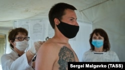 A young recruit in Crimea undergoes a medical checkup after being called up to the Russian Army. (file photo)