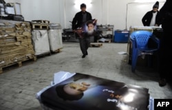 Сотрудники типографской фирмы печатают предвыборные плакаты кандидатов в президенты Афганистана. Герат, 6 февраля 2014 года.