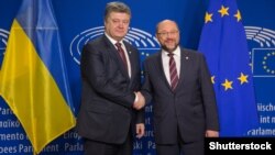 Президент України Петро Порошенко (л) і президент Європейського парламенту Мартін Шульц, архівне фото (©Shutterstock)