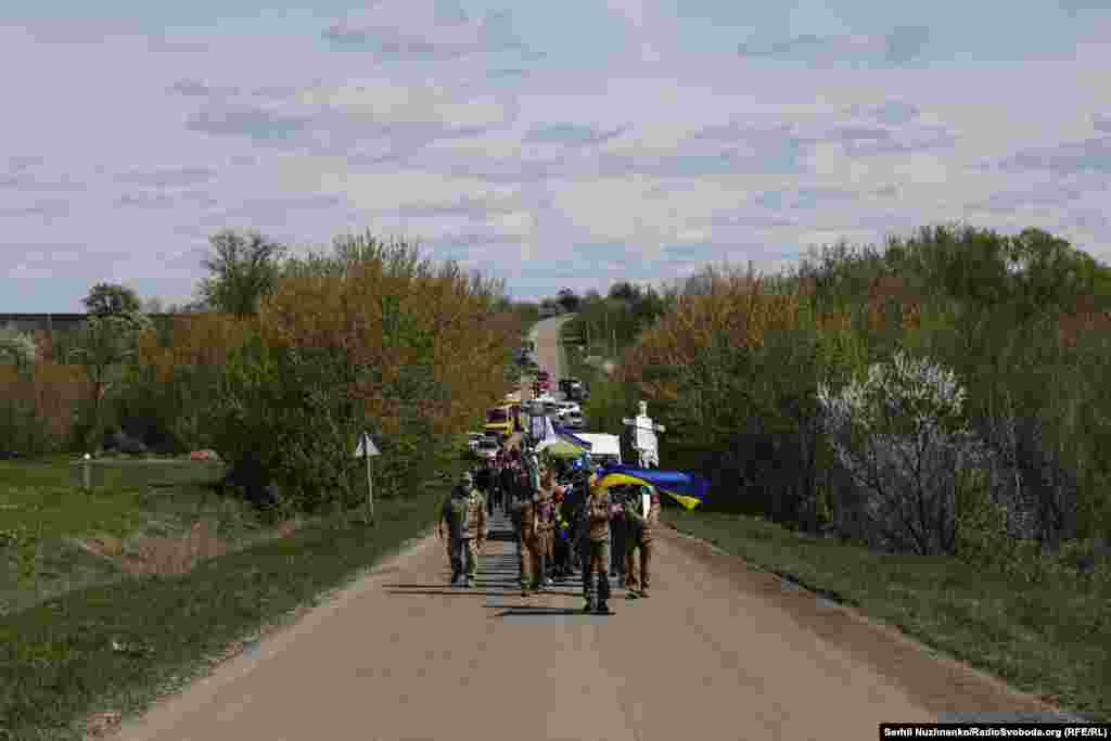 Траурна процесія рухається до кладовища села Водяне. Кіровоградщина