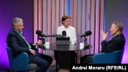 Jurnalista Eugenia Crețu și analiștii Nicolae Negru (dreapta) și Igor Boțan, în studioul Europei Libere din Chișinău, în timpul înregistrării podcastului „Dincolo de știri”.