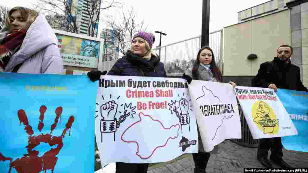 На плакатах у активистов были надписи &laquo;Крым будет свободным&raquo;, &laquo;Путин, вон из Крыма&raquo; и другие