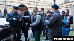 Poliţia rusă verifică actele unor migranţi tadjici