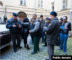 Ресей полициясы тәжік мигранттарының құжаттарын тексеріп жатыр. Көрнекі сурет.