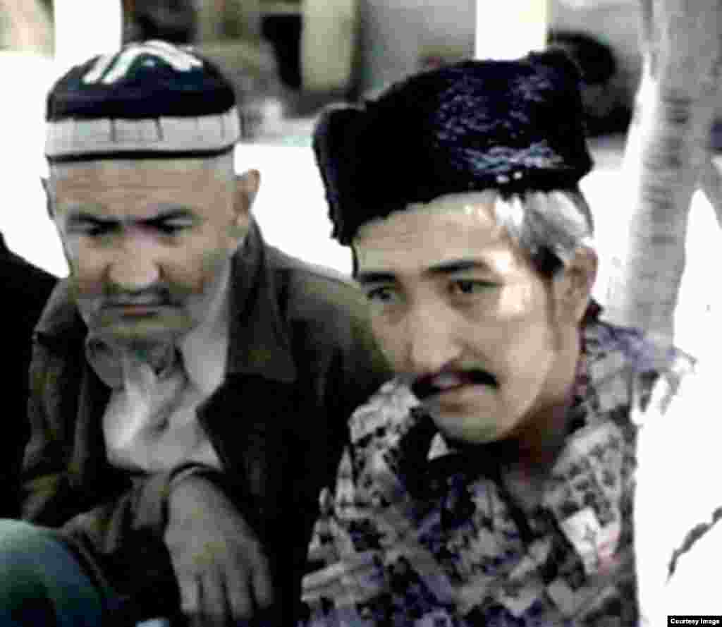 Акбар Кутлу (оңдо) Пакистандагы качкын турмуштун мезгилинде. Чет элдик кабарчылар менен жолугушууга келген кыргыздардын атынан сүйлөп жаткан кездеги сүрөт. 1970-жылдардын этеги.