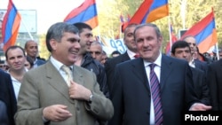 sağda: Levon Ter-Petrosian, solda: Aram Sargsyan