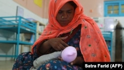 Majka hrani dete u jednom odmobilnih centara Lekara bez granica u Pakistanu, ilustrativna fotografija