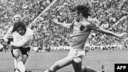 Герд Мюлер (зьлева) падчас фінальнага матчу чэмпіянату свету па футболе 1974 году паміж зборнымі камандамі ФРГ і Галяндыі.